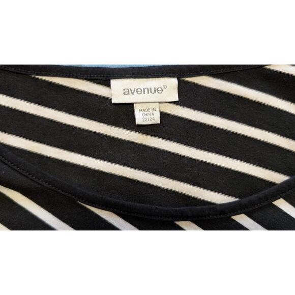 Avenue Top Womens Plus Size 20/22 2X Blqck White Striped Angled Hem Stretch - Picture 3 of 7